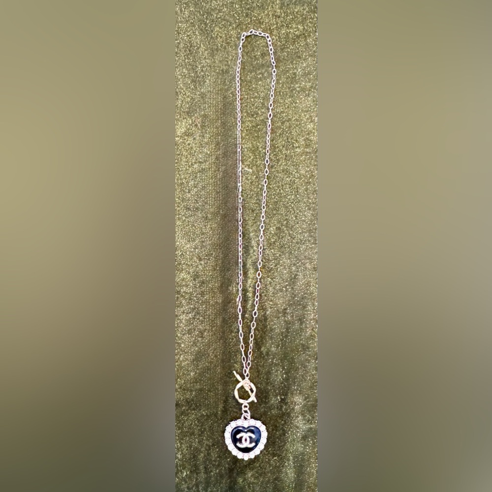 Elegant Gold and Black Pendant Necklace